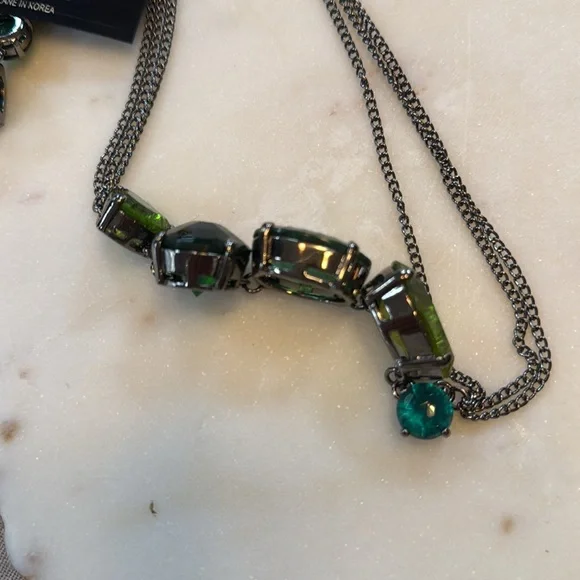 Chunky multi colored greens necklace with earrings. Get your Green for March! - Picture 6 of 8